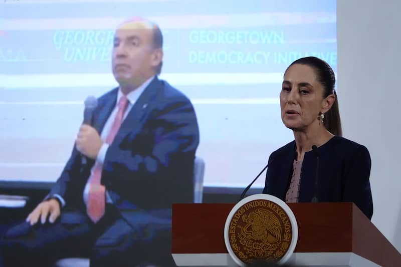 CIUDAD DE MÉXICO, 10SEPTIEMBRE2025.- La presidenta Claudia Sheinbaum Pardo muestra la entrevista que el ex presidente Felipe Calderón sostuvo en Estados Unidos en la que se posicionó respecto a la Reforma judicial, durante la conferencia “Mañanera del Pueblo” desde Palacio Nacional en la que se abordaron detalles de sobre el recién entregado Paquete Económico 2026
FOTO: GALO CAÑAS/CUARTOSCURO.COM Imagen de Sheinbaum Pardo mostrando la entrevista del expresidente Felipe Calderón en Estados Unidos.