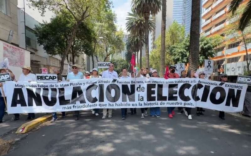 Los manifestantes exigen la nulidad de la elección Manifestación de RECAP contra la elección judicial