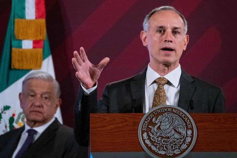 Pese a su polémico paso en la administración de AMLO, López-Gatell continúa desempeñando puestos Hugo López-Gatell y AMLO en una conferencia de prensa matutina