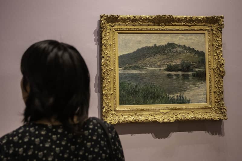 visitas en museos a nivel nacional una persona observa una pintura en el munal