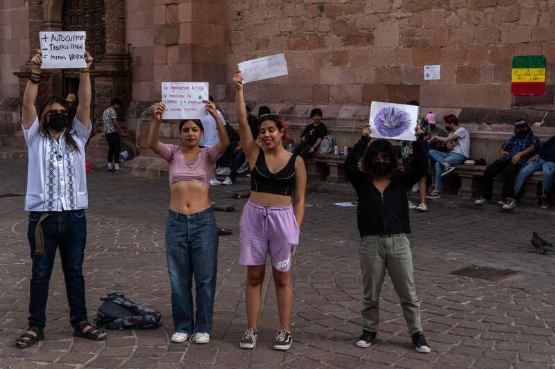 De acuerdo con las autoridades de la cdmx no se podrá vender alcohol ni cannabis Fumadores de Mariguana conmemoraron el 4:20 Día Internacional de la Marihuana, en la Plaza de Armas.