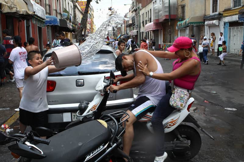 Niños, jóvenes y adultos se mojaron en la calle de Colombia en el Centro Histórico como parte de la celebración del Sábado de Gloria niños mojandose en la calle
