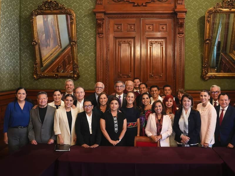 Claudia Sheinbaum, presidenta de México, junto a morenistas. Sheinbaum sostuvo una reunión en Palacio Nacional con los gobernadores de los estados adscritos a IMSS-Bienestar: Julio Menchaca (Hidalgo); Indira Vizcaíno (Colima); Evelyn Salgado (Guerrero); Rocío Nahle (Veracruz); Clara Brugada (Ciudad de México); María Elena Lezama (Quintana Roo); Lorena Cuéllar (Tlaxcala); Layda Sansores (Campeche); Margarita González (Morelos); Marina del Pilar (Baja California); Joaquín Díaz (Yucatán); José Gallardo (San Luis Potosí); David Monreal (Zacatecas); Alfonso Durazo (Sonora); Miguel Ángel Navarro (Nayarit); Américo Villarreal (Tamaulipas); Víctor Manuel Castro (Baja California Sur); Alejandro Armenta (Puebla); Eduardo Ramírez (Chiapas); Salomón Jara (Oaxaca); Javier May (Tabasco); Delfina Gómez (Estado de México) y Rubén Rocha (Sinaloa). También estuvieron presentes: Ariadna Montiel, secretaria del Bienestar, y Rosa Icela Rodríguez, secretaria de Bienestar.