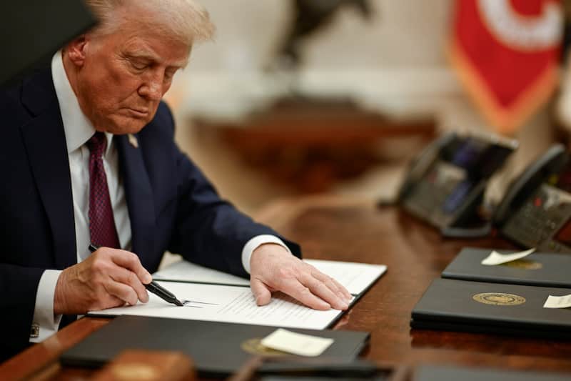 Donald Trump firmó la orden ejecutiva de anular la ciudadanía por derecho de nacimiento, en la oficina de la Casa Blanca Presidente de los Estados Unidos, Donald Trump.