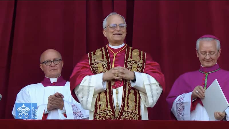 El papa León XIV ofrece sus primeras palabras El papa León XIV ofrece sus primeras palabras desde el balcón central de la Basílica de San Pedro.