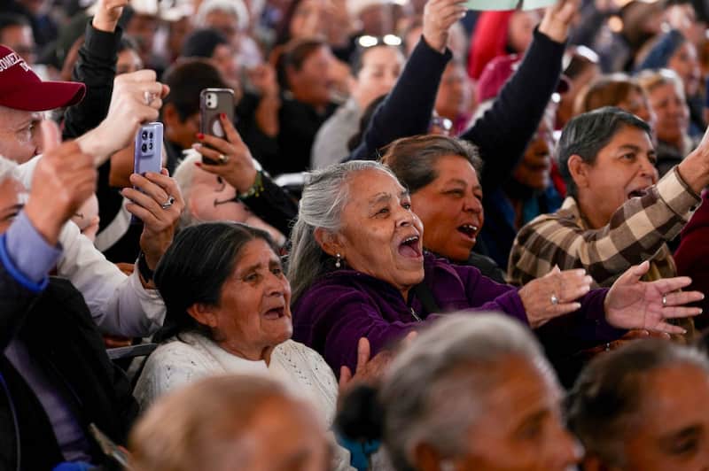 MAPIMI, DURANGO, 23FEBRERO2025.- Claudia Sheinbaum, Presidenta de México, encabezó la presentación de Programas para el Bienestar en el norte de país. La acompañaron; Eduardo Tricio, empresario; Ariana Montiel, secretaria de Bienestar; Manolo Jiménez Salinas, gobernador de Coahuila; Esteban Villegas Villareal, gobernador de Durango, y Citlalli Hernández, secretaria de la Mujeres.  FOTO: PRESIDENCIA/CUARTOSCURO.COM Imagen promocional