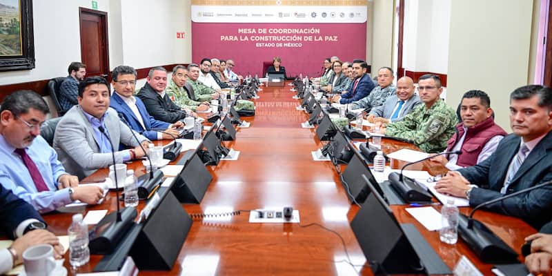 Delfina Gómez, gobernadora del Edomex encabeza mesa de la paz Delfina Gómez en mesa de trabajo con autoridades federales y estatales, además de alcaldes de 11 municipios del Edomex