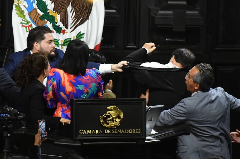 Noroña durante pleito en el Senado