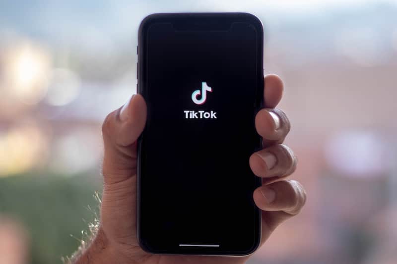 el crimen organizado recluta a jóvenes en redes sociales una persona con su celular en tiktok