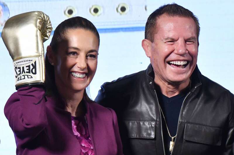 Claudia Sheinbaum, presidenta de México, y Julio César Chávez. La mandataria posando junto al exboxeador mexicano en la Mañanera del Pueblo.