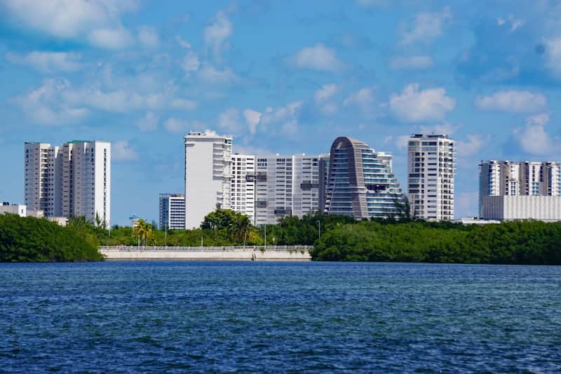 Cancún se posiciona como un referente en infraestructura en todo el país. Zona hotelera en Cancún