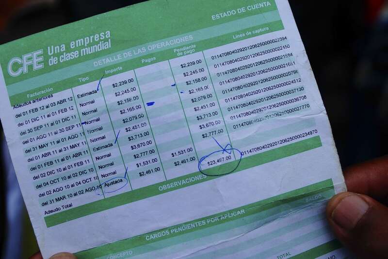 MÉXICO, D.F., 23OCTUBRE2013.- Vecinos de Iztapalapa se manifestaron en la PROFECO reclamando las tarifas de luz y sus altos costos. Los vecinos quienes cargaban con documentos entre ellos los recibo de luz, cargaron pancartas y gritaban consignas como ; "borrón y cuenta nueva", así como que se les cobren tarifas justas; ya que representan un abuso por parte de la CFE.
Como se puede observar en los recibos de luz aparecen cantidades superiores a los 25 mil y 50 mil pesos.
FOTO: ALEJANDRO NEYRA /CUARTOSCURO.COM Recibo de luz