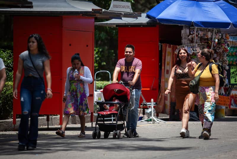 Personas paseando. Familias disfrutan paseo por el Bosque de Chapultepec en tarde calurosa.