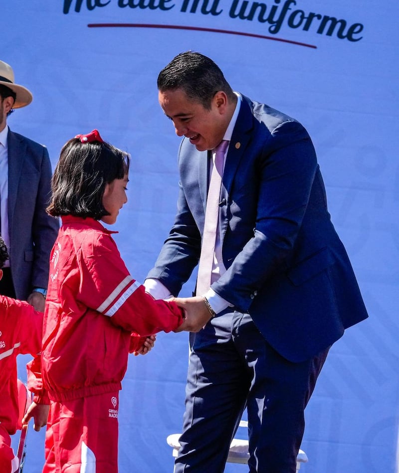 Janecarlo Lozano, entrega de uniformes