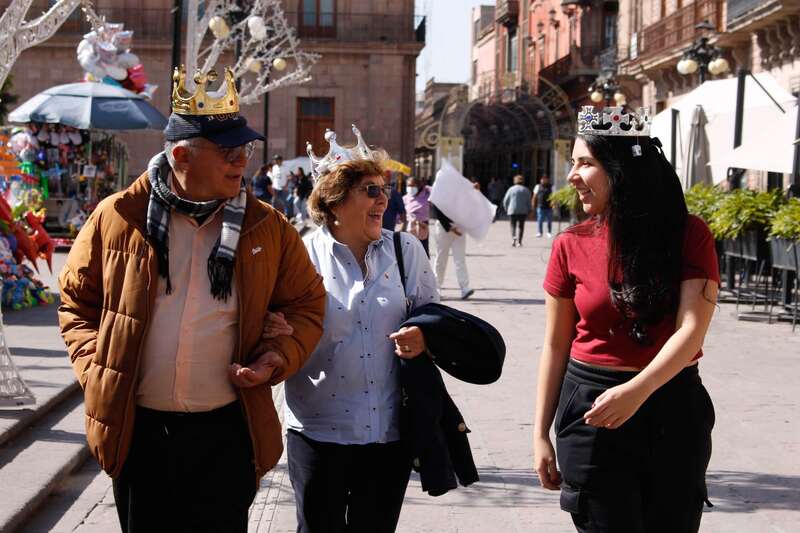 Las generaciones van cambiando los valores y principios que los rigen Familia caminando en calles de San Luis Potosí