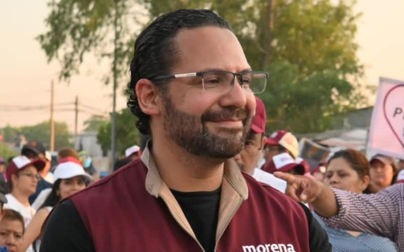 El candidato de Morena a la alcaldía de Coatzacoalcos lidera las preferencias El candidato de Morena a la alcaldía de Coatzacoalcos, Pedro Miguel Rosaldo durante un recorrido