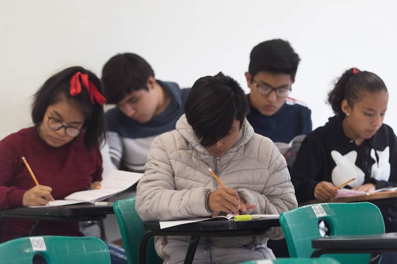 Este fin de semana cerca de 310 mil 159 egresados de secundaria realizaron su examen para ingresar al bachillerato en una de las escuelas media superior gratuitas del área metropolitana, nuevamente la UNAM encabeza la lista de la opciones que eligen los jóvenes, cerca de 175 mil 286, aunque la máxima casa de estudios sólo recibirá a 34 mil. Javier Olmedo Badía, vocero de la Comisión Metropolitana de Instituciones Pública de Educación Media Superior (Comipems), señaló que la demanda bajo este año en .05 por cierto respecto a 2018, es decir hubo mil 405 aspirantes menos. La imagen en el Conalep de Coyoacán en donde cientos de estudiantes aplicaron el examen que les permitirá continuar sus estudios, mientras tanto sus padres y familiares los esperaban ansiosos en las puertas del plantel, cuando empezaron a salir los presentes les aplaudían en tono de apoyo, muchos de los aplicantes fueron recibidos por entre abrazos y besos de sus progenitores. 23 de junio de 2019, egresados de secundaria realizaron su examen para ingresar al bachillerato. La imagen en el Conalep de Coyoacán en donde cientos de estudiantes aplicaron el examen que les permitirá continuar sus estudios, mientras tanto sus padres y familiares los esperaban ansiosos en las puertas del plantel, cuando empezaron a salir los presentes les aplaudían en tono de apoyo, muchos de los aplicantes fueron recibidos por entre abrazos y besos de sus progenitores.