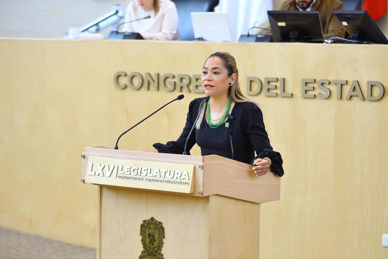 La diputada local del PVEM, Luz Itzel Mendo. Luz Itzel Mendo en la tribuna del Congreso de Guanajuato.
