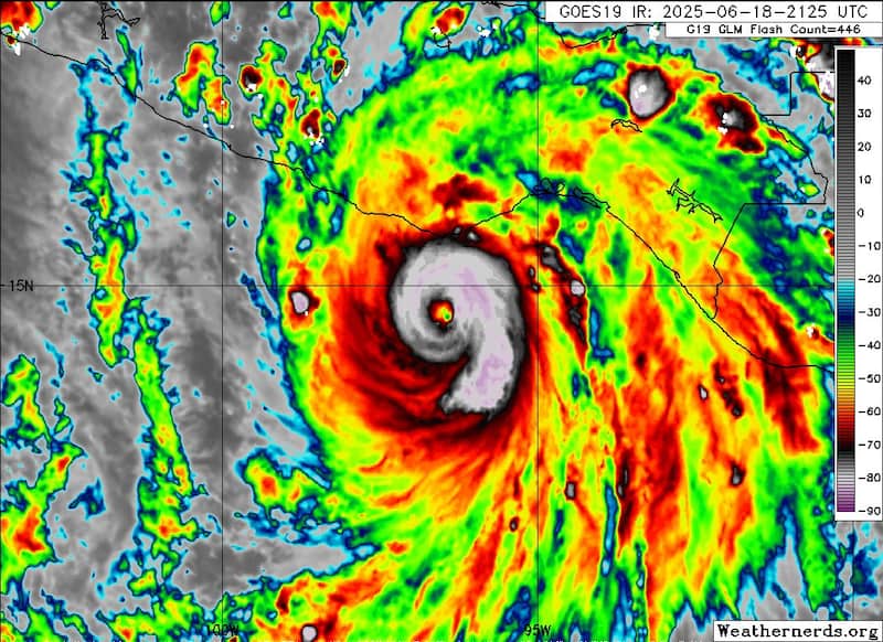 El huracán Erick impactará esta madrugada las costas de Guerrero y Oaxaca El huracán Erick se desplaza con vientos superiores a los 175 kilómetros por hora