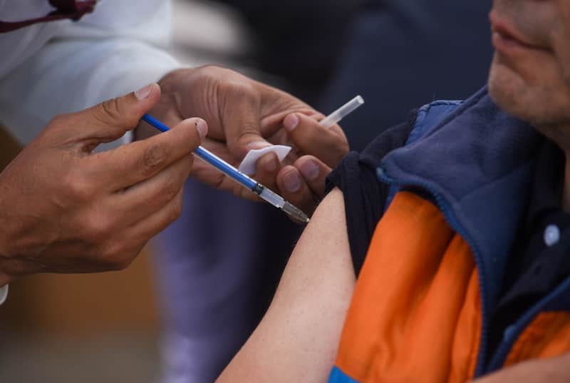 TOLUCA, ESTADO DE MÉXICO, 26NOVIEMBRE2025.- De manera conjunta la UAEMÉX y la Secretaría de Salud estatal llevaron a cabo en Toluca la Mega Jornada de Vacunación, teniendo como sede en el Estadio de Fútbol Americano “Lic. Juan Josafat Pichardo Cruz”, se aplicaron vacunas de Influenza, COVID-19, Neumococo, BCG, Sarampión y Tétanos a personas de todas las edades. FOTO: CRISANTA ESPINOSA AGUILAR/CUARTOSCURO.COM Imagen de cómo vacunan a las personas