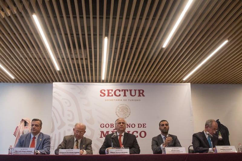 Simón Levy junto a funcionarios. Simón Levy