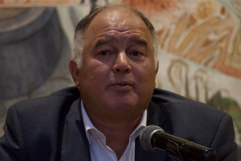 Héctor de Mauleón, escritor y periodista mexicano, durante la plática titulada, Escenarios encontrados: la ciudad en la fotografía de Rodrigo Moya, sobre testimonio del libro México, realizada en el área de Murales del Palacio de Bellas. Imágen del periodista Héctor de Mauleón.