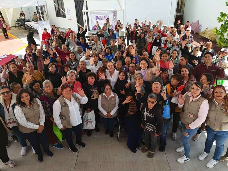 Estos días depositan la Pensión Mujeres con Bienestar. Claudia Sheinbaum, presidenta de México, encabezó la ceremonia del "Apoyo bimestral para mujeres de 60 a 64 años" realizado en la explanada principal de Nezahualcóyotl. La acompaña Delfina Gómez, gobernadora del Estado de México.
