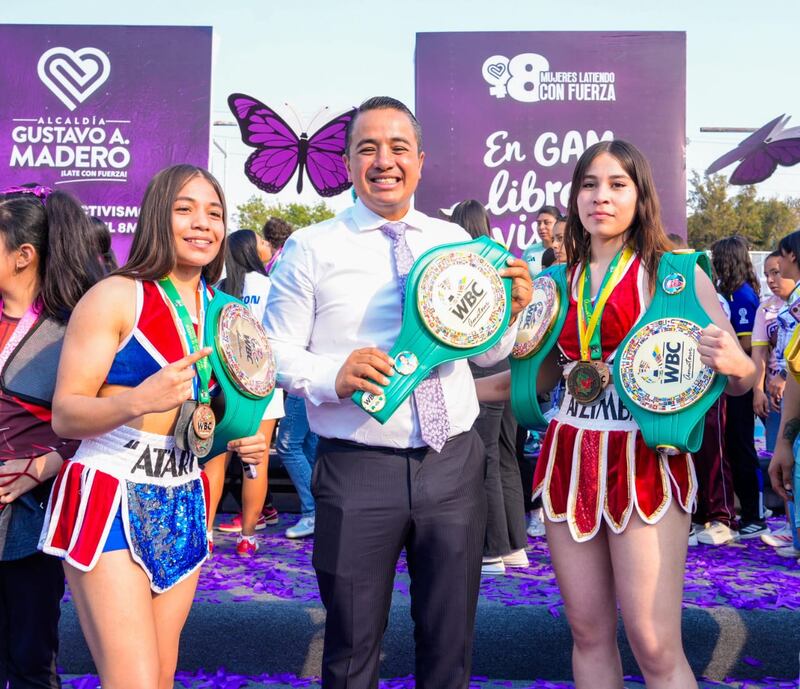 Janecarlo Lozano junto a boxeadoras