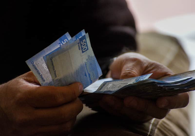 Este 30 de abril de 2025, el INEGI dio a conocer que la economía mexicana creció 0.2% en el primer trimestre del año. Aspectos de billetes y monedas de diferentes denominaciones, peso mexicano.